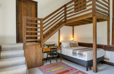 Historic Barn Retreat w Pool Pond Views Longview Pond Lodge by AvantStay - Foto 31