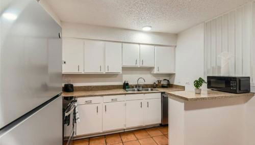 Walkable Dtwn 2B Getaway - Sleeps 5 - Pool, Prkg - Foto 4