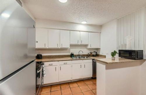 Walkable Dtwn 2B Getaway - Sleeps 5 - Pool, Prkg - Foto 4