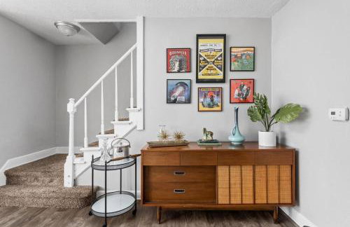 Charming Getaway - Deck & Patio - Walkable Area - Family Friendly - Foto 6