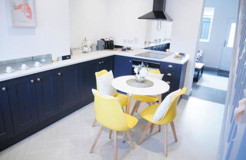 2 bed luxury duplex apartment in heart of Holt - Photo 3