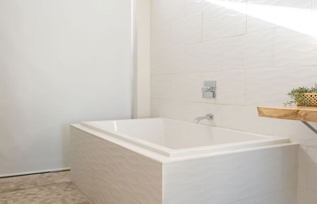 Vistamar Private Waterfront Home Pool - Photo 5