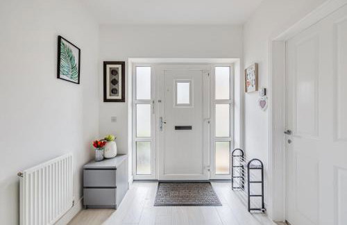 Detached 4 Bedroom 2 Bathroom House - Driveway Parking, Fast WiFi and Smart TV by Yoko Property - Foto 30