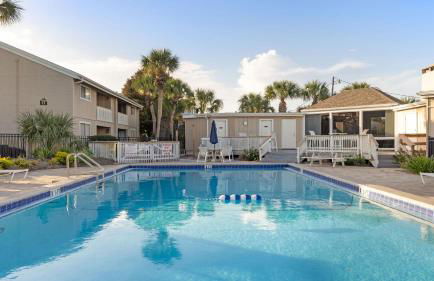 Steps from the Sand Bright Coastal Stay w Pool Access Coastal Hideaway by AvantStay - Foto 26