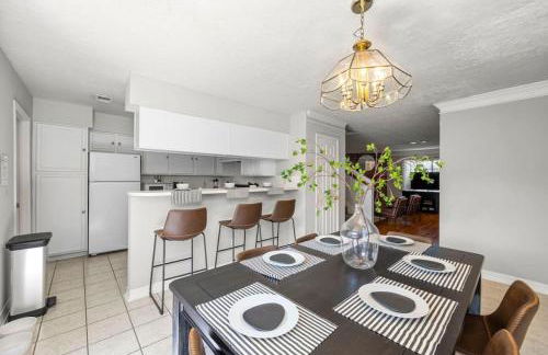 Modern Montrose 2BR Townhome Sleeps 10 with Gated Parking - Foto 30