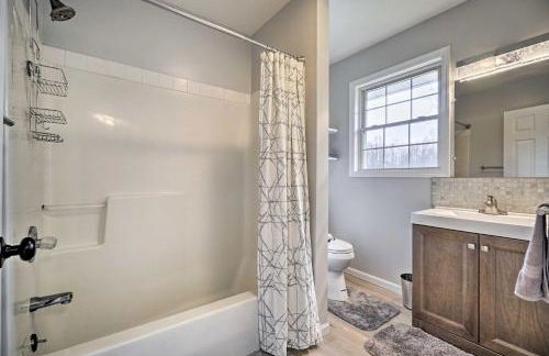 Renovated Logan Home with Pond and Fire Pit - Foto 21