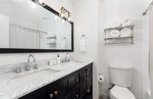 Spacious and Cozy 5 Bed 3 Bath Vacation House W 2 King 3 Queen! Sleep 12! 15Min to Red Rocks - Foto 21