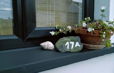 Cosy Coastal Escape with Seaview Terrace - Foto 9