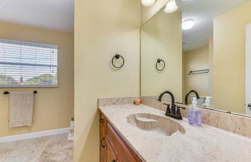 Spacious Canalfront Home with Pool about half Mi to Beach - Foto 22