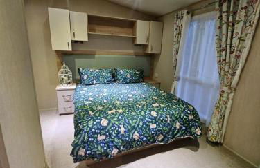 Fawn Lodge, Kelling Heath - Woodland Setting and Pets Welcome - Photo 2