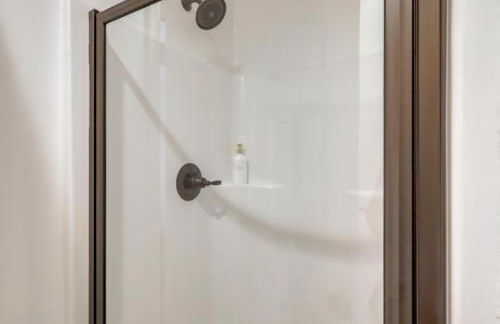 Steps to Lake Lanier Wooded Escape with Boat Dock - Foto 22