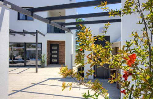 Luxury Villa with extra heated pool with hydromassage, biliard near town center and beach by WiiBuk - Foto 3