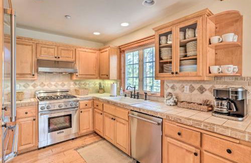 Spacious Lake Arrowhead Home with Putting Green - Foto 6