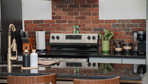 Urban Oasis - A Newly Renovated 4BR Dream - Photo 5