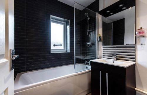 Comfortable 3-Bedroom House with Private Driveway in Bedford - Foto 15