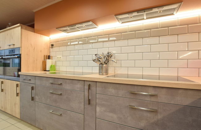 Luxury House with Indoor Pool, Sauna, Hot Tub - Photo 13