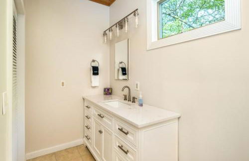 Stunning 4BR Retreat, Deck, Ping Pong, Near Marina - Foto 30