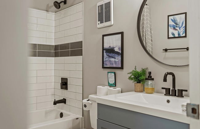 Inn the Poconos by Avantstay Private Lake Access Enclosed Hot Tub - Photo 29