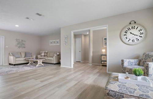 Serenity by the Sea! Cozy pool home with putting green & fire pit! - Foto 13