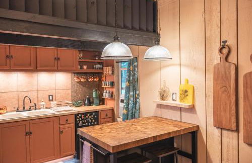 Romantic Cottage with Sauna and Cold Plunge - Foto 13