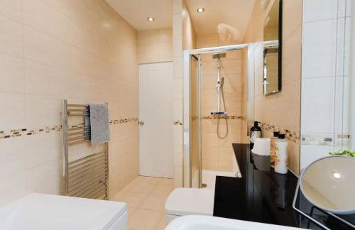 Comfy stays, Rotherham for contractors & Families, spacious, conservatory, free parking, wifi, 3BDR - Foto 14