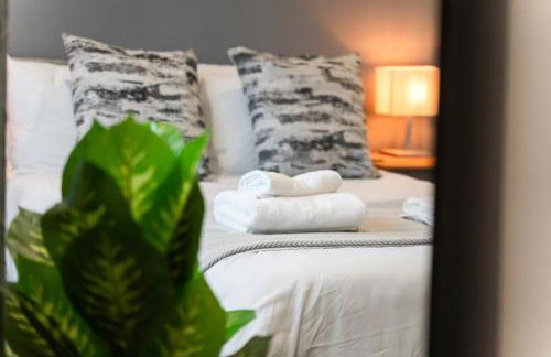 Cozy 2BR Getaway - Private Hot Tub & Bath Retreat - Foto 8