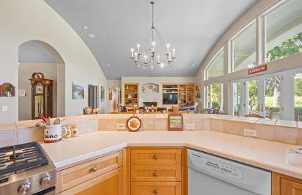 Vineyard Estate w Pool Spa Bocce Ball Mins to Wineries Park Lawndale Manor by AvantStay - Foto 15