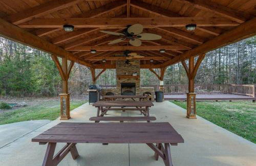 Fully Stocked Cabin Retreat w/ Game Room & Pond! - Foto 12