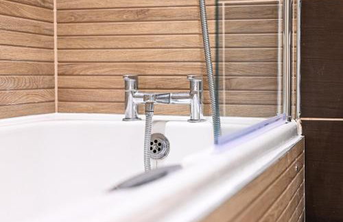 Spacious 2 Bedroom Balcony Flat with Parking and Fast WiFi - Foto 25