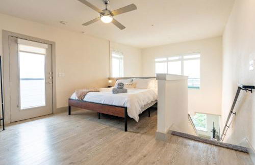 RiverWalk PentHouse Oasis w/Free Parking Gym Pool - Photo 22