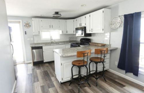 The Jackson Cottage on Grass Lake Waterfront 2 1 Nautical Cottage with Hot Tub Firepit & Year-Round Fun - Foto 24