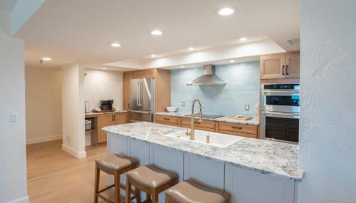 Luxury direct oceanfront corner with a large private balcony, heated pool and garage - Photo 4