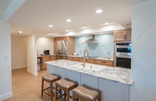 Luxury direct oceanfront corner with a large private balcony, heated pool and garage - Photo 4