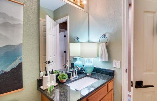 Charming Arkansas Retreat with Deck, Near Downtown! - Foto 16