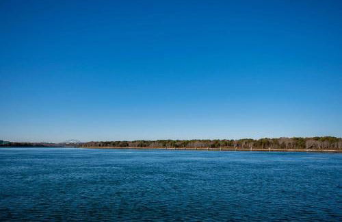 Stunning Home with Water Views - Foto 33