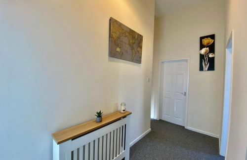 4 Single beds or 2 Doubles - FREE PARKING SPACES - SMART TV's - City Centre Spacious flat - Photo 17