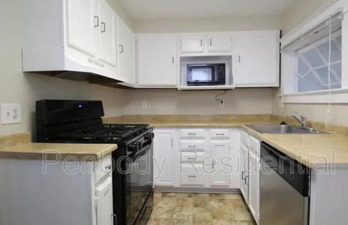 Entire Spacious Home Near DC - Photo 21