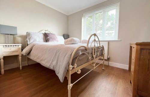 Modern 3 bed Bungalow with parking, private garden - Photo 8