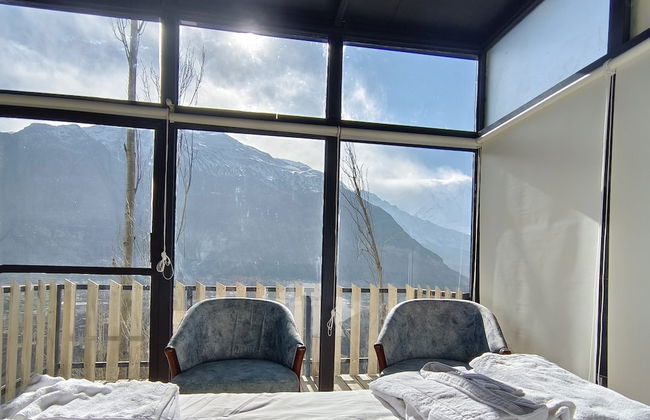 Stunning Cliff-edge 2-bedroom Chalet in Karimabad - Photo 4