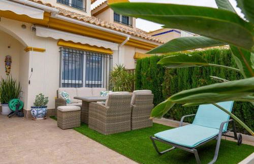 Beautiful 3 Bed Townhouse with landscaped communal pool area - Foto 8
