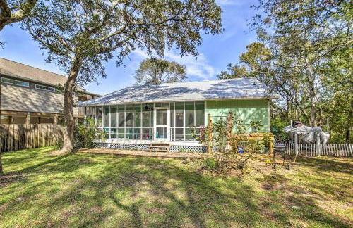 Oak Island Home with Yard Less Than 1 Mi to the Beach! - Foto 29