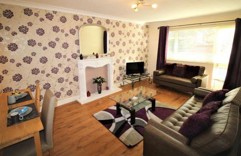 Large Balcony Apartment - 2 Double Beds - Sleeps 4 - Close to Town & Racecourse - Off Street Parking 2 Cars - Fast Wifi - Foto 1