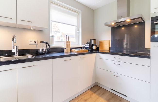 Luxurious Holiday Home With Parking - Photo 14