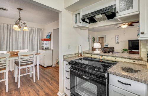 Oak Island Home w/ Fenced Yard, Walk to Long Beach - Foto 16