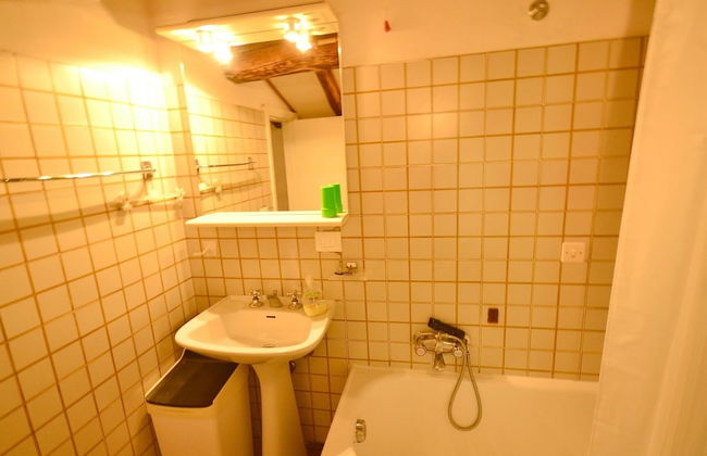 Peaceful Retreat With Shared Pool - Photo 14