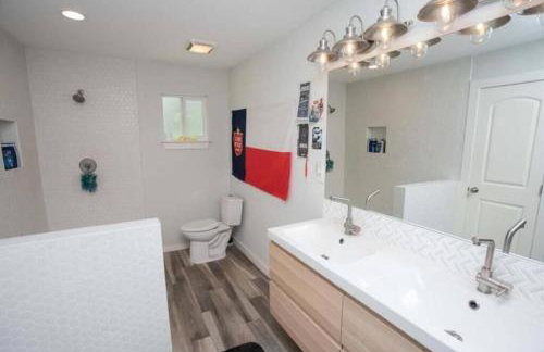 2 Large Bedrooms Open Living Peaceful - Photo 7