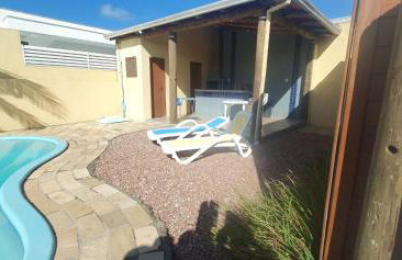 Linda casa com piscina 50m praia - Foto 12