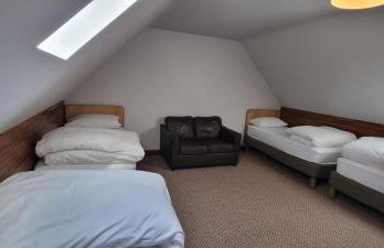 Stylish Lodge in the Peak District sleeps up to 9 - Photo 8