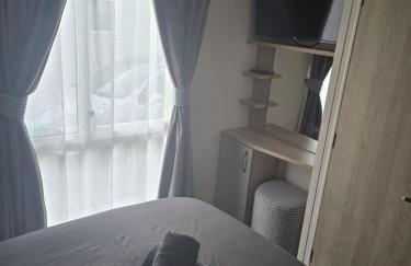 Lakeside Holiday Home with Hot Tub - Foto 25