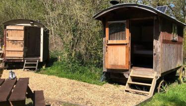 Otter Camp Private Riverside Glamping with Hot Tub - Foto 3